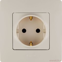 Розетка 1-м СП Etika 16А IP20 250В 2P+E с заземл. немецк. стандарт винтов. клеммы механизм сл. кость IEK 672321